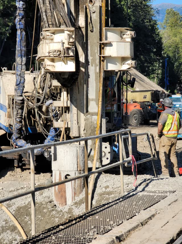 Rotary drill head and casing being advanced with the crew standing by