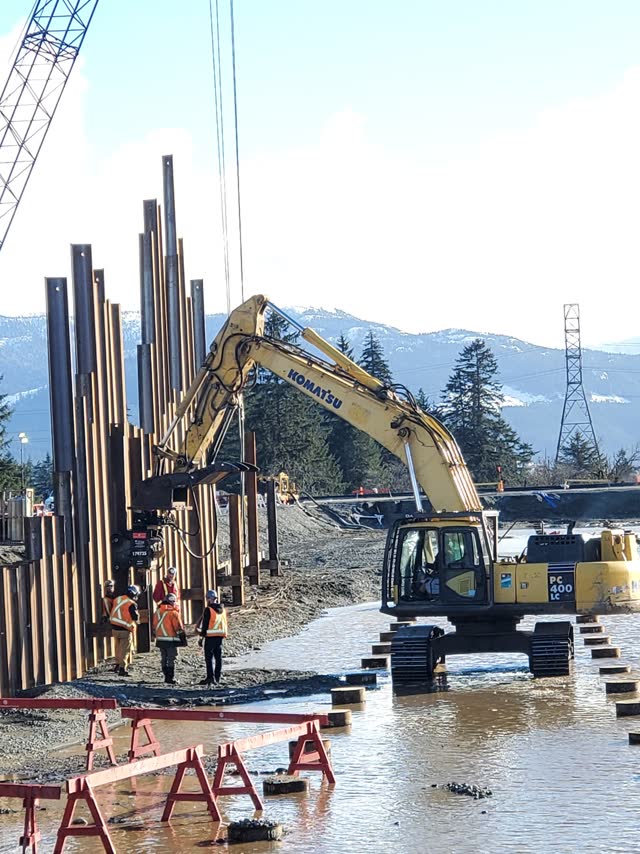 Sheet-pile installation at a water crossing with excavator support